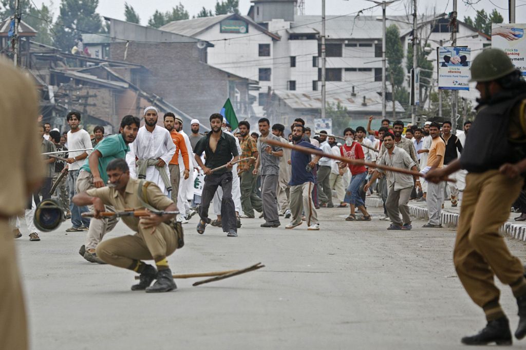 Centenas de pessoas tomaram as ruas da Caxemira e entraram em confronto com policiais após anúncio do primeiro toque de recolher | Fayaz Kabli / Reuters