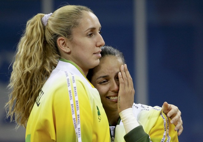 Nó pódio, Paula Pequeno não conteve a emoção e foi consolada por Thaísa |