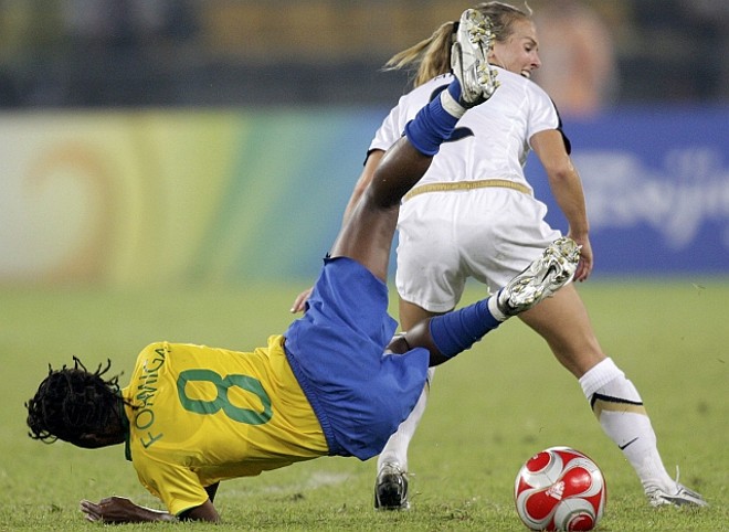 Formiga cai após tentar desarmar Mitts |