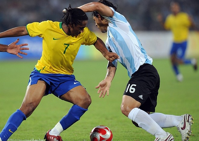 Aguero e Anderson batalham no meio de campo |