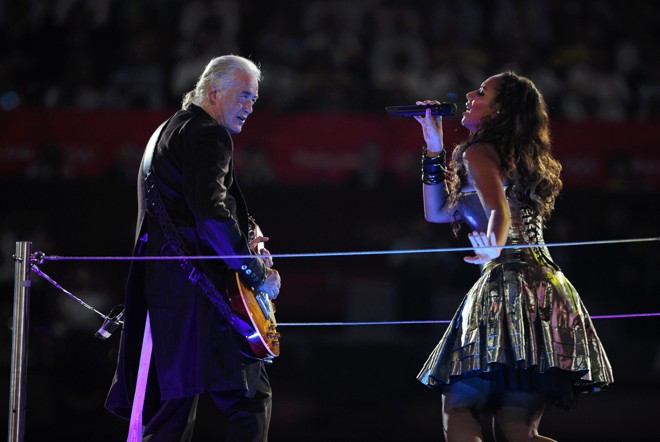 Rock britânico: O guitarrista inglês Jimmy Page, do lendário grupo Led Zeppelin, se apresenta ao lado da cantora Leona Lewis. Classico
