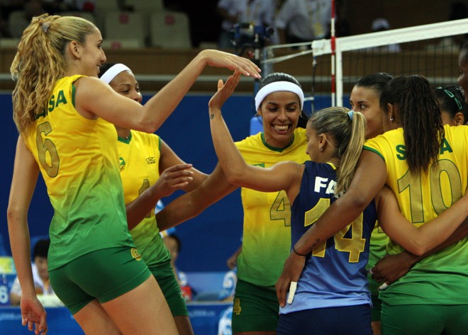 Jogadoras brasileiras comemoram a vitória diante do Japão |