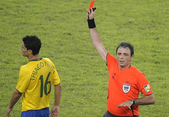 Thiago Neves recebe cartão vermelho por falta violenta em Mascherano |