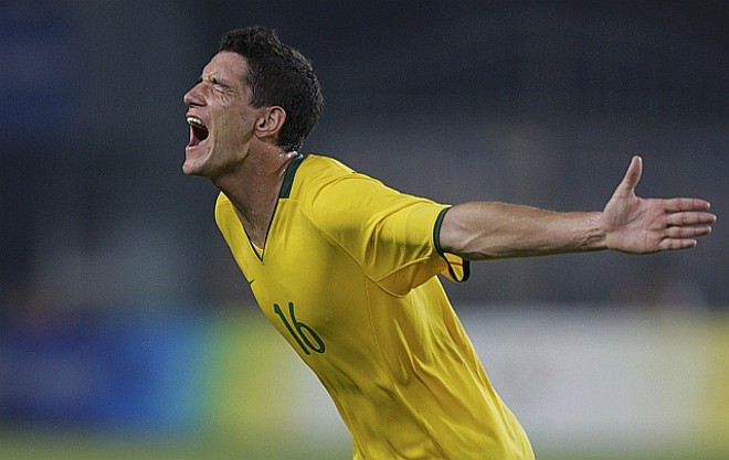 Thiago Neves extravaza toda a alegria pelo gol marcado | 