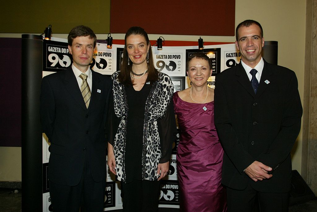 Os irmãos Guilherme Cunha Pereira e Ana Amélia Filizola; Elsa Lemanski e seu filho Mariano Lemanski foram os anfitriões do evento que marcou a abertura das comemorações dos 90 anos da Gazeta do Povo, ontem à noite, no Grande Auditório do Teatro Guaíra. Os convidados assistiram a um concerto especial da Orquestra Sinfônica do Paraná, regido pelo maestro John Neschling, com a participação do pianista Álvaro Siviero. Após o concerto, foi oferecido um coquetel aos convidados da Rede Paranaense de Comunicação no foyer do teatro. | Fotos: Mauro Campos