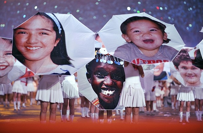 Crianças carregam sombrinhas com faces felizes de diversas etnias do Mundo |