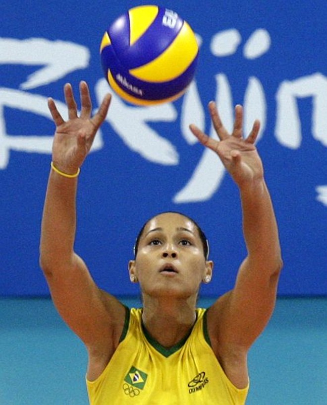 Jaqueline (Brasil) -Muito marmanjo deve ter xingado o técnico Zé Roberto Guimarães por ela passar a maior parte do tempo aquecendo fora de quadra. | 