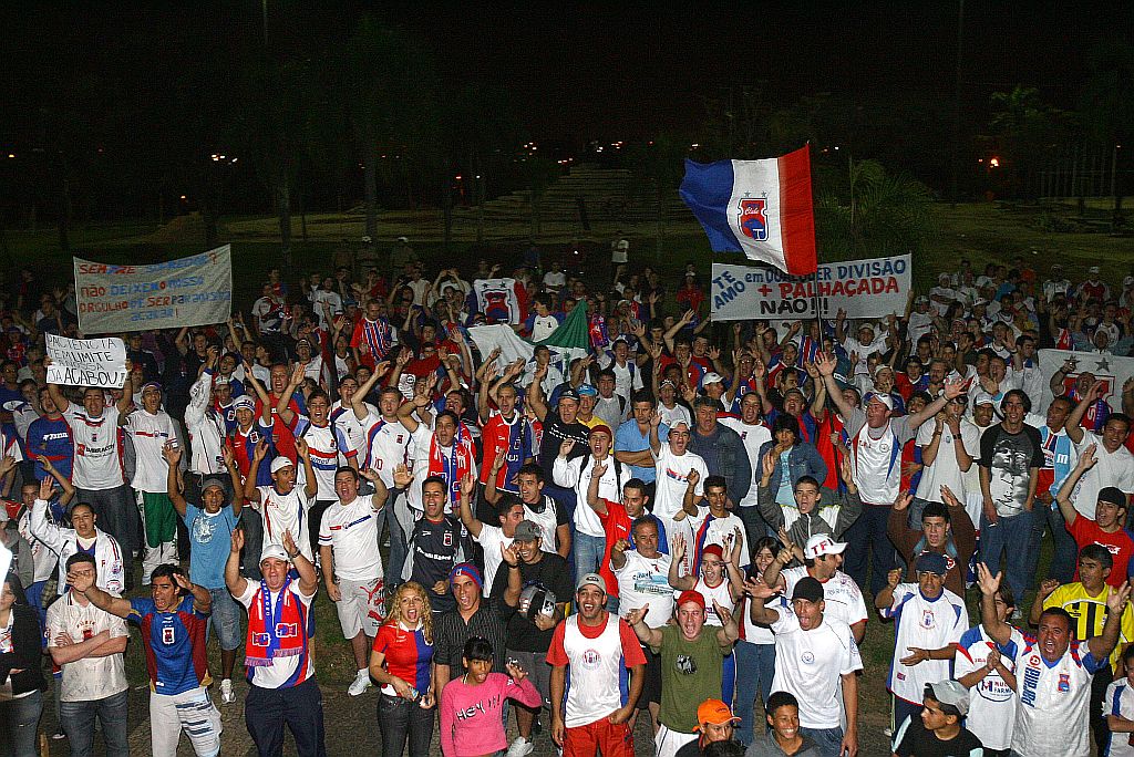 Os torcedores do Paraná levaram faixas de protesto, xingaram o meia Cristian e pediram a exclusão do quadro social de conselheiros que não são paranistas. | Pedro Serapio/Gazeta do Povo