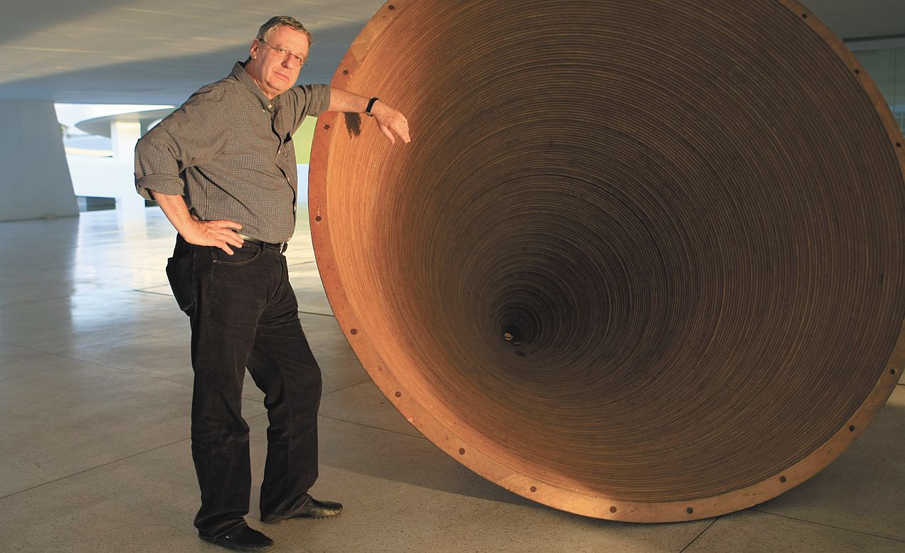 John Neschling, no Museu Oscar Niemeyer: descontração |