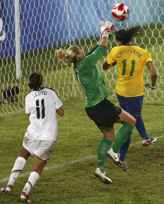 Hope Solo defende cabeça de de Cristiane; goleira foi o grande nome da conquista do ouro dos Estados Unidos |