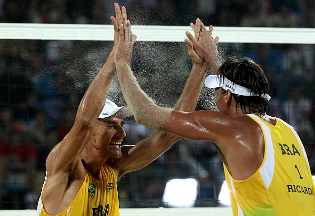 Ricardo e Emanuel comemoram ao passar por mais um degrau na luta pelo bicampeonato | THOMAS COEX/AFP