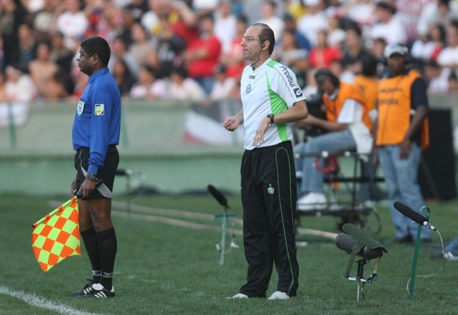 O auxiliar Ivan Izzo ficou na beira do gramado repassando aos jogadores as orientações que recebeu de Dorival Júnior via rádio |