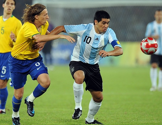Riquelme arranca soba marcação de Lucas |
