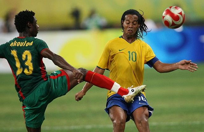 Ronaldinho recebe a forte marcação de Nkoulou; brasileiro não teve tanto espaço para suas jogadas |