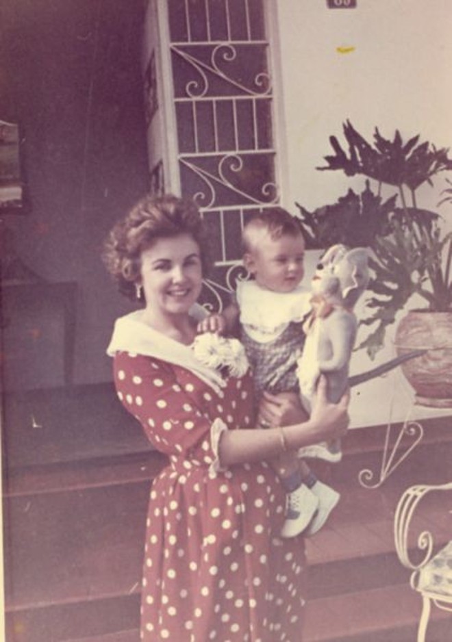 O menino Carlos Augusto com a mãe, aos 8 meses de idade |