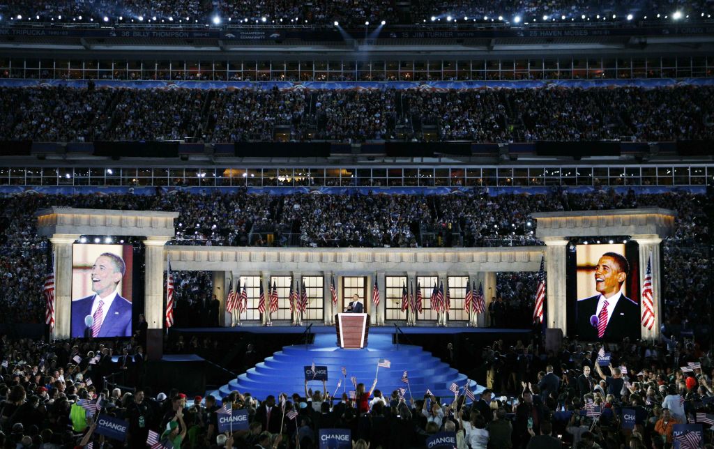 Obama discursou para mais de 75 mil pessoas, em Denver: reativação da economia e restauração da liderança moral da nação foram promessas do democrata | Mike Segar / Reuters