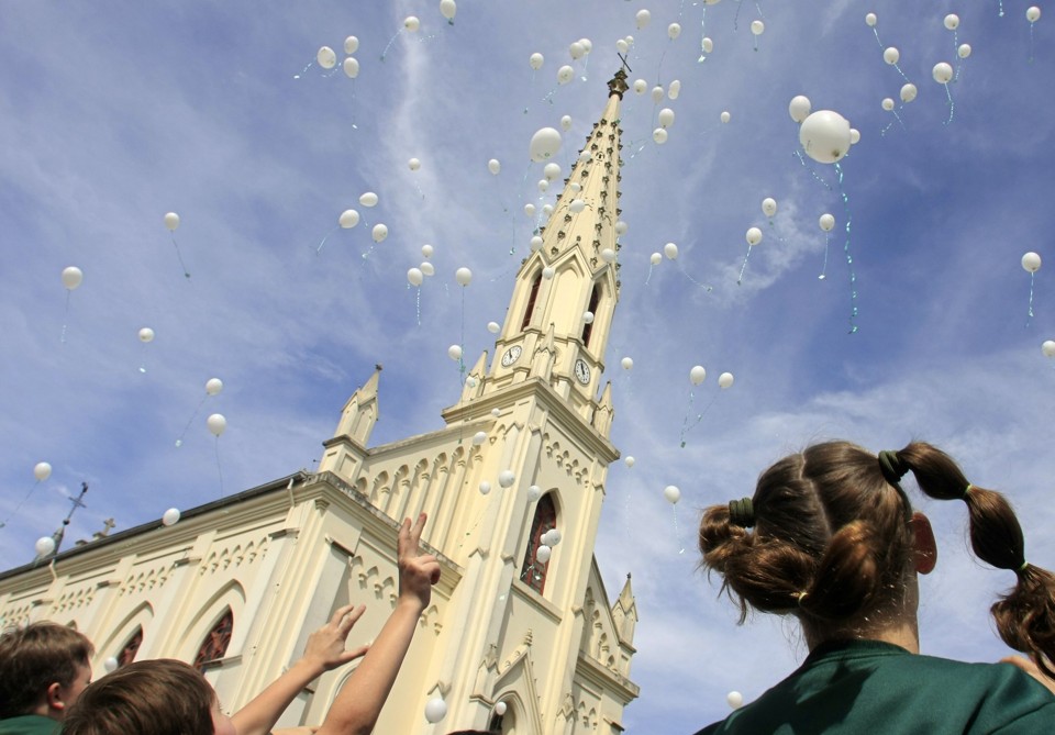 Alunos do Colégio Bom Jesus soltam balões com mensagens de combate ao fumo | Daniel Derevecki/Gazeta do Povo