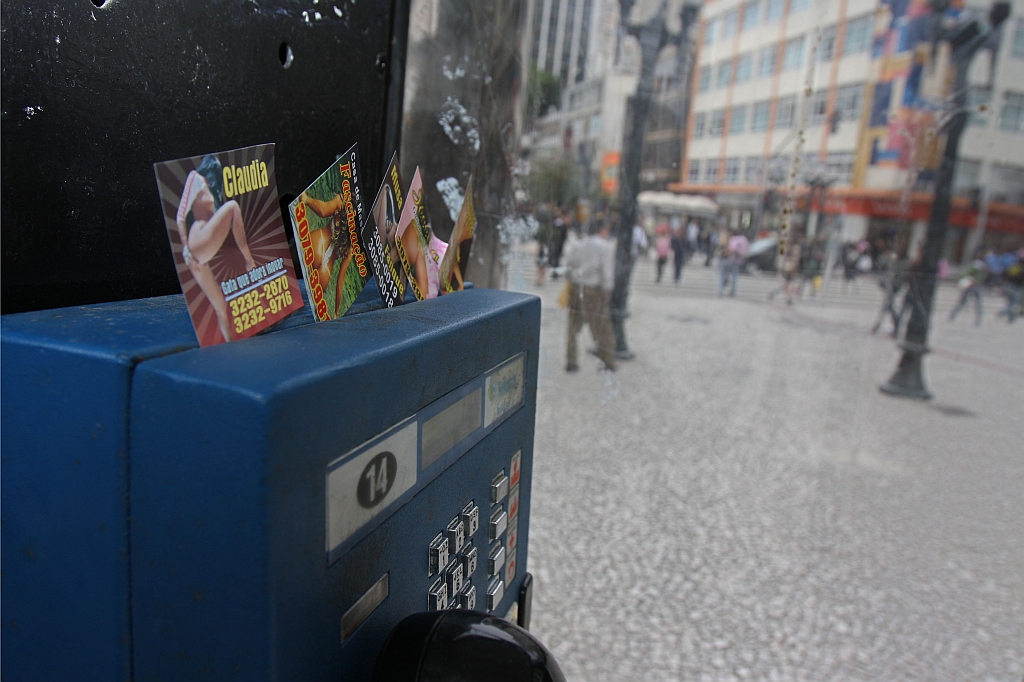 Telefone público com propaganda erótica na Rua XV: prática é considerada crime | Daniel Derevecki/Gazeta do Povo
