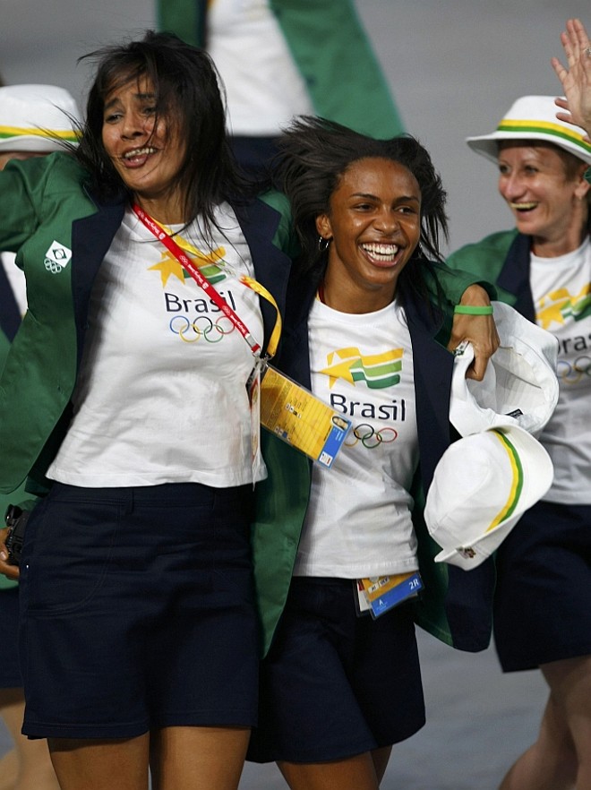 Atletas brasileiras no desfile da delegação |