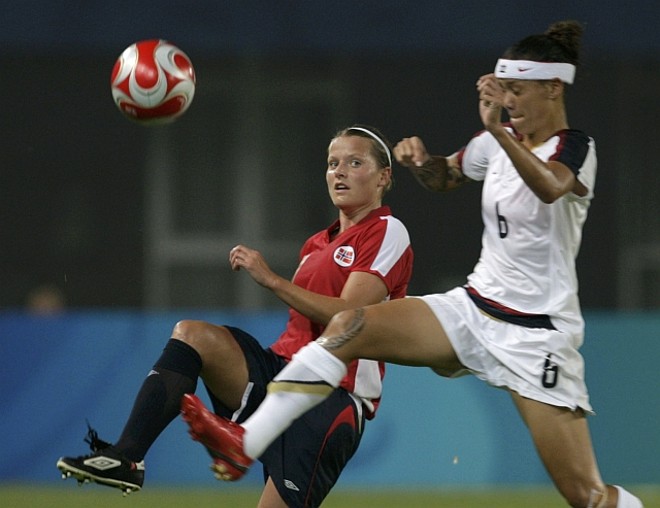 A norueguesa Trine Ronning disputa lance com a norte-americana Natasha Kai | 