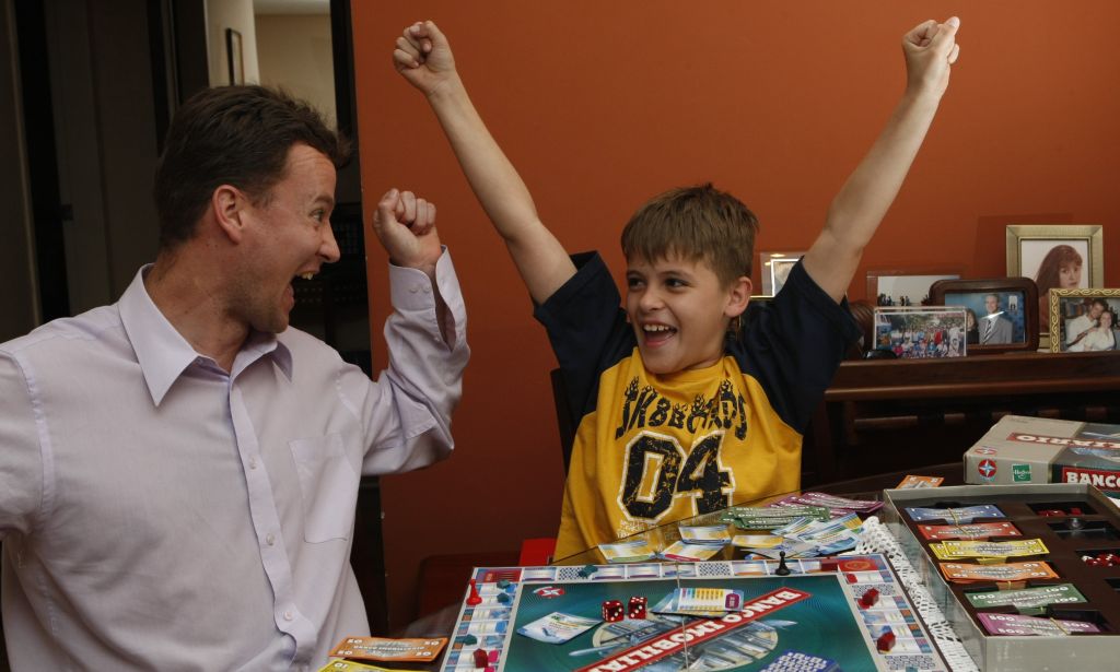 Meu pai não era assim. Era aquele sujeito que trabalhava o dia inteiro e chegava em casa apenas para descansar. Hoje, mesmo com a correria dos dias atuais, os pais estão mais presentes.Dirceu Alves Barreto, pai de Pedro, 10 anos | Fotos: Antonio Costa/Gazeta do Povo