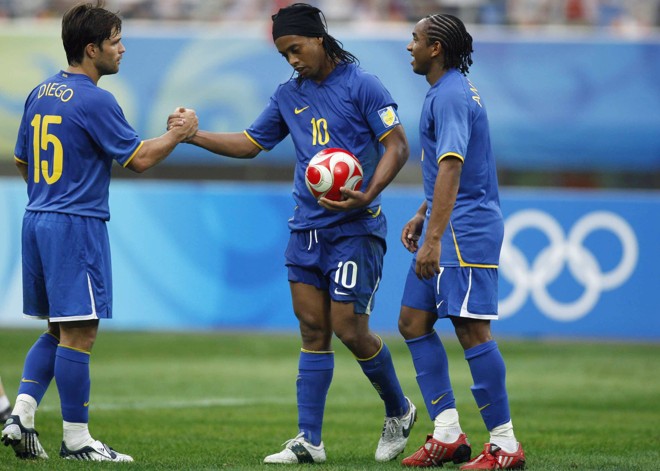 Após sofrer o pênalti, Ronaldinho Gaúcho ganhou o apoio dos companheiros |