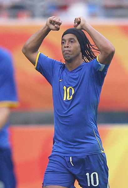 Ronaldinho com o uniforme à italiana do Brasil: meia teve ótima exibição. | AFP