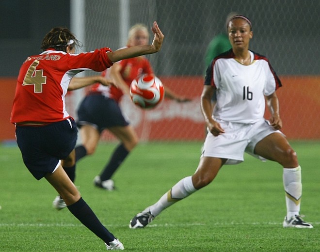 A norueguesa Ingvild Stensland tenta um arremate contra o gol norte-americano | 