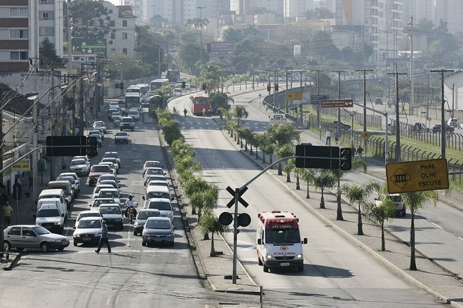 Aos poucos, o trânsito na Avenida Presidente Affonso Camargo foi voltando ao normal após o desbloqueio, que ocorreu por volta das 9 horas | 