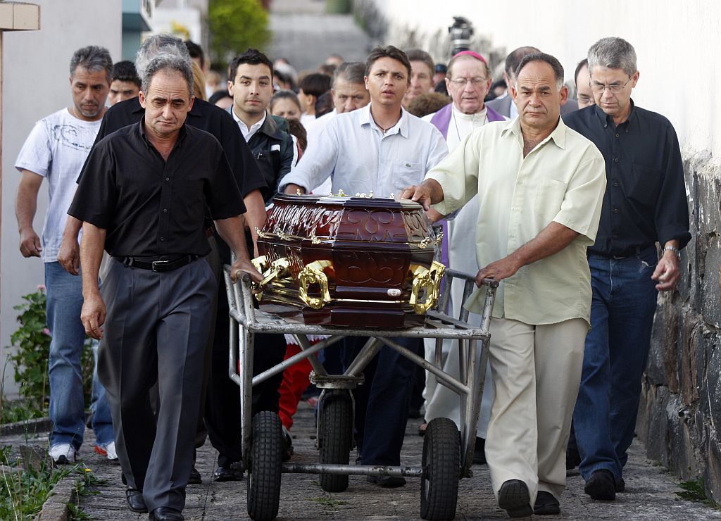 Amigos, parentes, fiéis e clérigos se despedem do padre Nilson | Daniel Derevecki/Gazeta do Povo