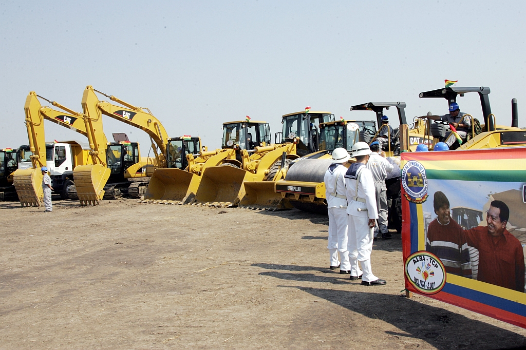 Soldados da força naval boliviana presenciam inauguração de obra que vai criar uma represa na cidade de Trinidad, no departamento de Beni | Aizar Ralde/AFP