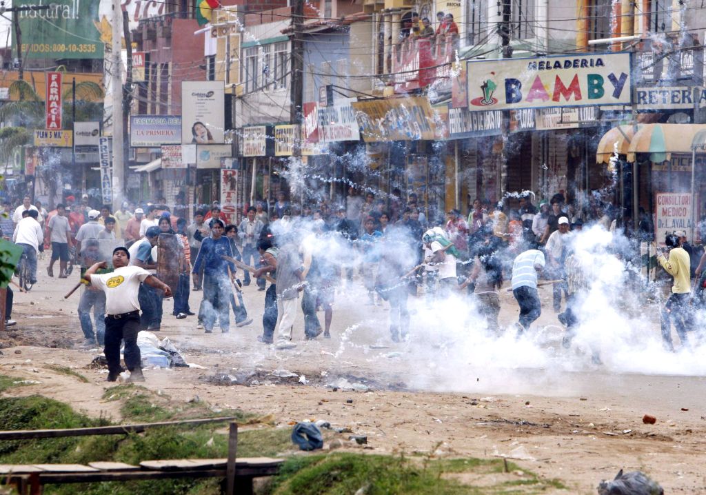 Ativistas contra o governo central usaram fogos de artifício em greve no departamento de Santa Cruz | David Mercado/Reuters