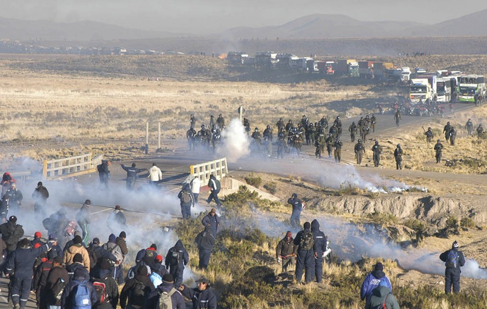 Manifestantes entraram em choque com a policia em Tarija: dois mineradores foram mortos | La Patria newspaper / Reuters