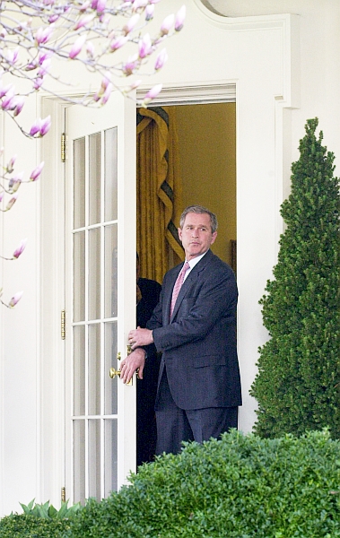 O conservador Bush deixa a Casa Branca desacreditado, abrindo espaço para uma nova orientação política internacional. | Mike Theiler/Reuters