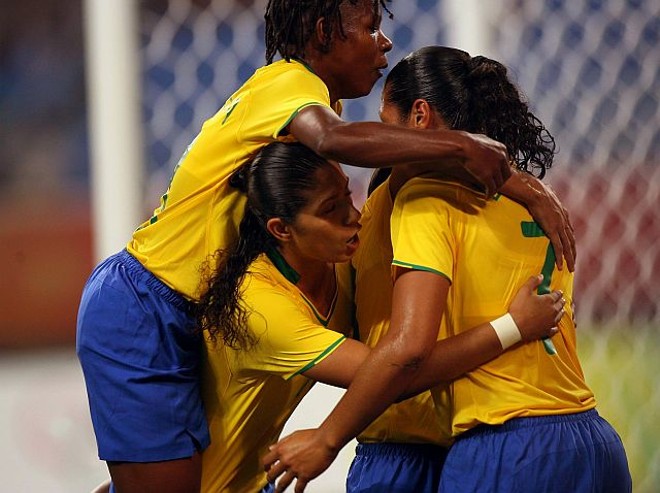 Brasileiras vão abraçar Daniela Alves, autora do gol de abertura do placar |