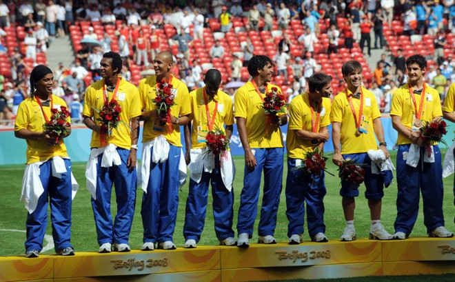 Espírito olímpico: Diferente de Atlanta-96, quando a seleção brasileira não apareceu para receber o bronze, time de Dunga participa da cerimônia de premiação do torneio de futebol dos Jogos Olímpicos |