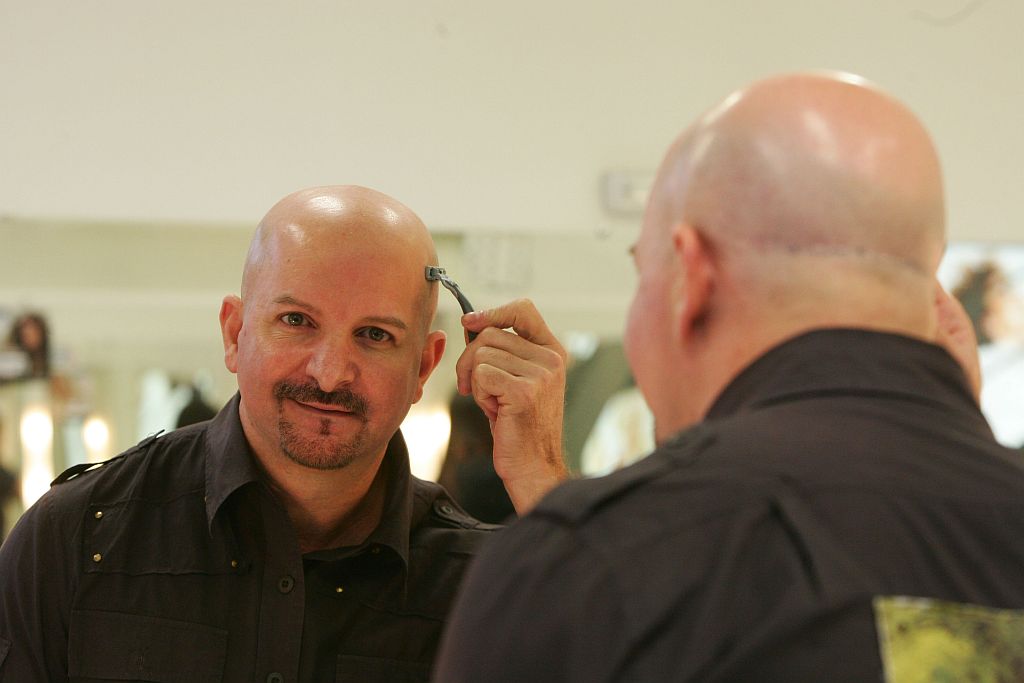 O cabeleireiro Ivaldo Lima raspa a cabeça todo dia: careca assumida depois do implante frustrado | Marcelo Elias/Gazeta do Povo