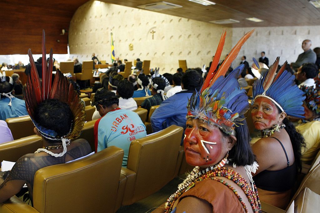 Índios no plenário do STF: questão polêmica envolvendo tribos e agricultores levou o Supremo Tribunal Federal a reforçar a segurança durante a sessão | Jamil Bittar/Reuters