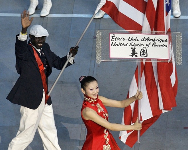 Lopez Lomong, sudanês naturalizado norte-americano, carrega a bandeira dos Estados Unidos |