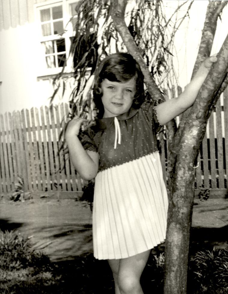 A menina Gleisi em frente da casa onde nasceu, na Vila Lindóia, Curitiba | Fotos: arquivo pessoal