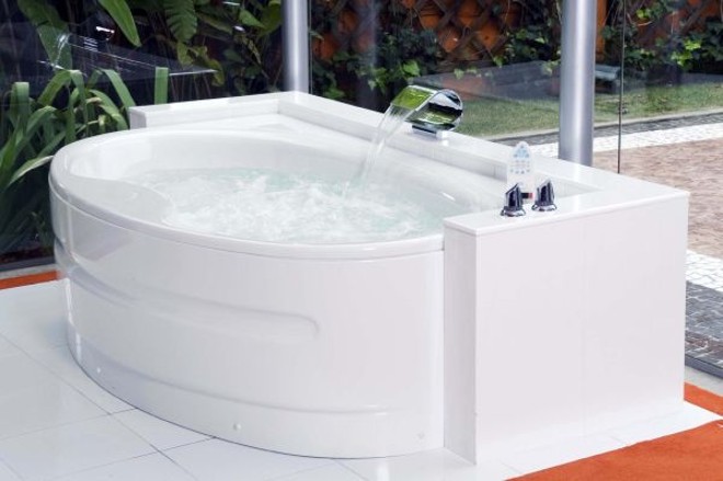 Banheira Veranda, da Roca, com sistema de hidromassagem ar/água e controle remoto, que comanda diferentes tipos de massagem. Medidas: 1,90 por 1,10 metro. Preço sugerido: R$ 15.120 |