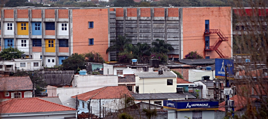 Bloco 3 do Parque Tecnológico, da PUCPR: janelas blindadas com cortinas de concreto para evitar balas perdidas | Albari Rosa/Gazeta do Povo