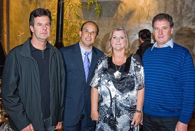 Os engenheiros Walter Macioro e Ricardo Egas (nas pontas) com os empresários Mauro Ferreira e Gilda Hinz, da imobiliária H2a, na abertura da Feira de Imóveis no Estação Embratel Convention Center. Os dois estão expondo no evento alguns dos condomínios horizontais da empresa | 