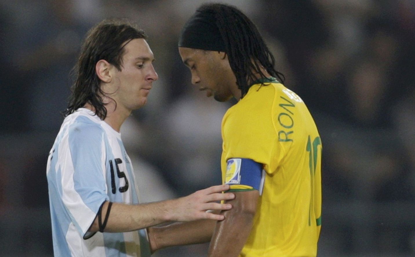 Lionel Messi fala com Ronaldinho apos derrota do Brasil para a Argentina por 3 x 0 | DANIEL AGUILAR/GAZETA DO POVO