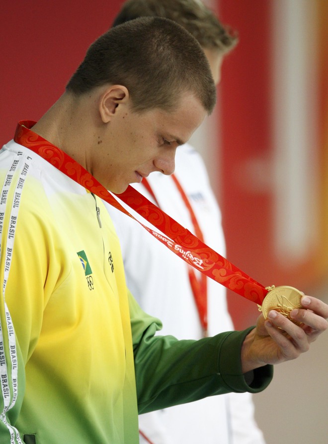 César Cielo observa a medalha de ouro consquistado nos 50m livre em Pequim |