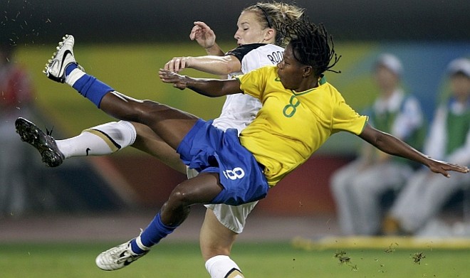 Formiga e Amy Rodriguez brigam pelo alto |