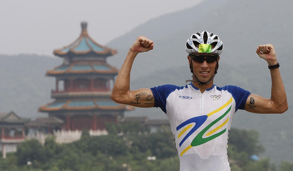Juraci Moreira exibe as tatuagens em alusão às duas Olimpíadas que disputou e à que irá disputar na próxima terça-feira: triatleta quer ficar entre o 10º e o 20º lugar. | Jonathan Campos, enviado especial/ Gazeta do Povo