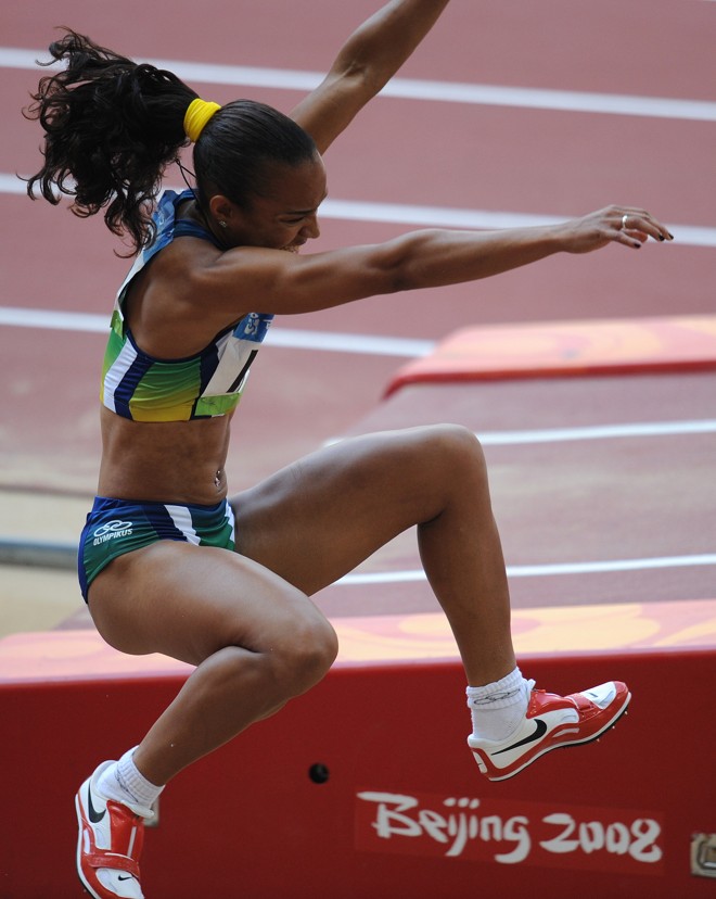 Keila Costa garante a classificação à final com salto de 6,62 metros |