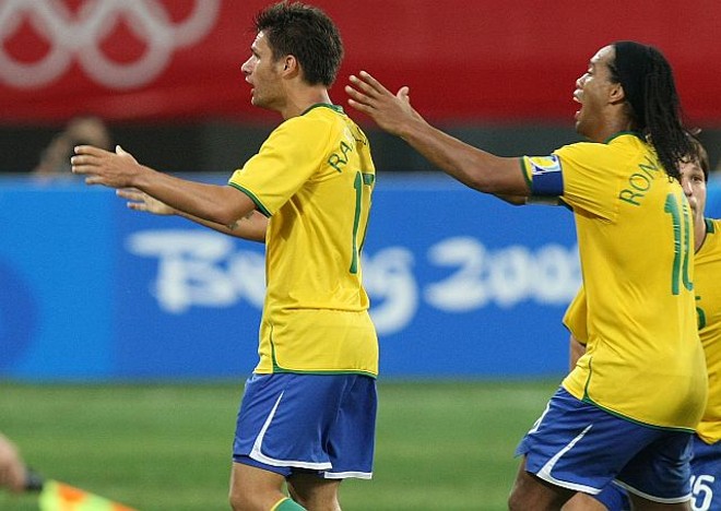 Rafael Sóbis, Ronaldinho e Diego comemoram o primeiro gol brasileiro |