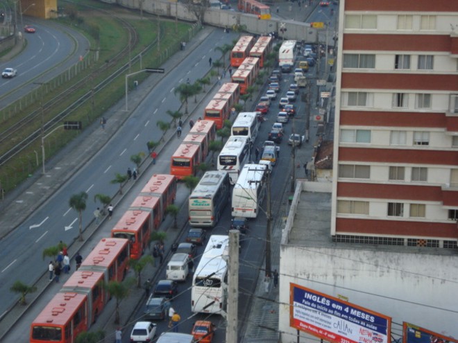 Logo após o descarrilamento, já havia congestionamento na Avenida | 